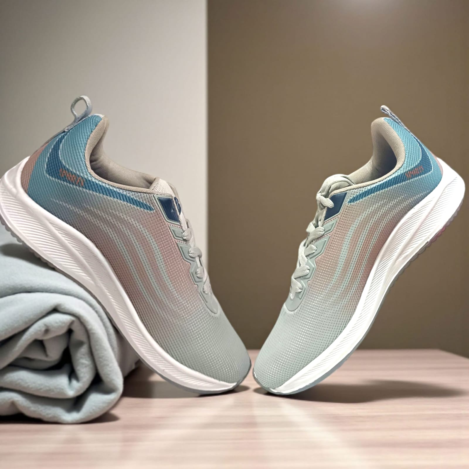 Shock-absorbing sports shoes